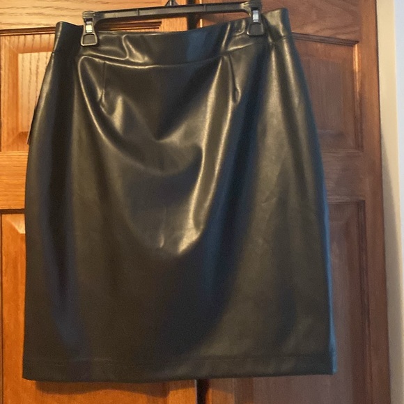 Ladies leather skirt - Picture 2 of 3